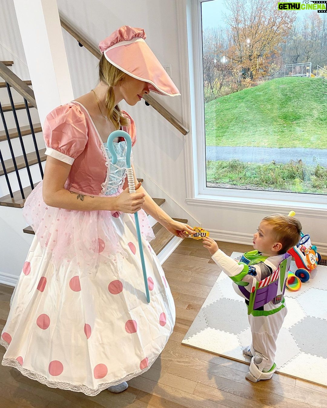 Alexandra Giroux - 4.3K Likes - Trick or Treat 🍬👻! Happy Halloween 🎃
#kids #halloween #halloweencostume #family #familyreunion 🧡