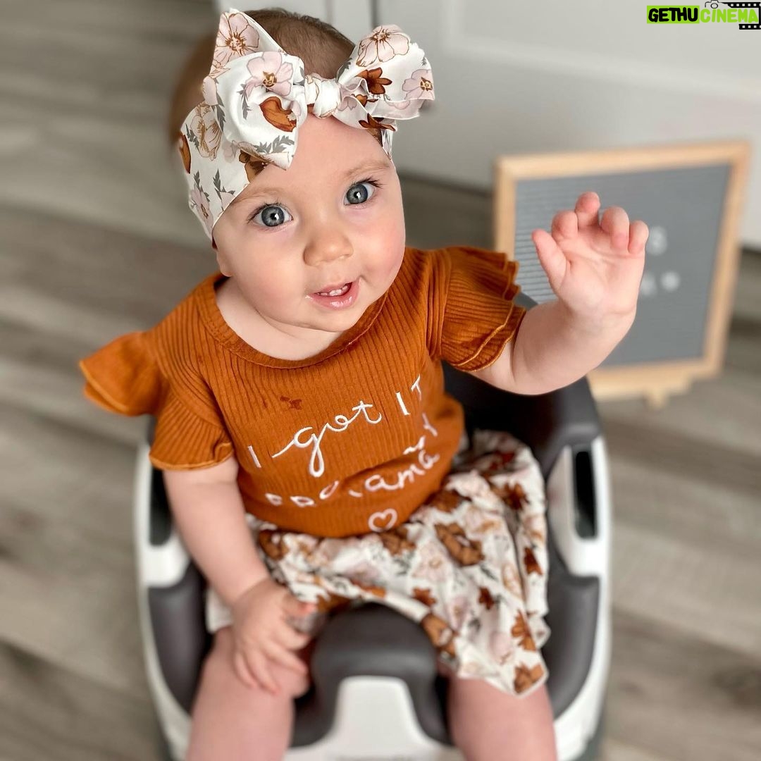 Alexandra Giroux - 3.8K Likes - Allô j’ai eu 7 mois le 5 juillet et ma mère est toujours pas capable de faire des belles boucles avec mon bandeau ❤️! #jetaimepareil
.
#baby #7monthsold #happy #sunshine #love #family
