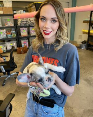 Alexandra Giroux Instagram - ✨Behind the scenes ✨

Coiffée par @hairbyfaddoulsky 
Maquillée par @juliane_mua_

Feat. Le plus adorable et lazy petit chien 😍 il a volé la vedette à ma fille haha