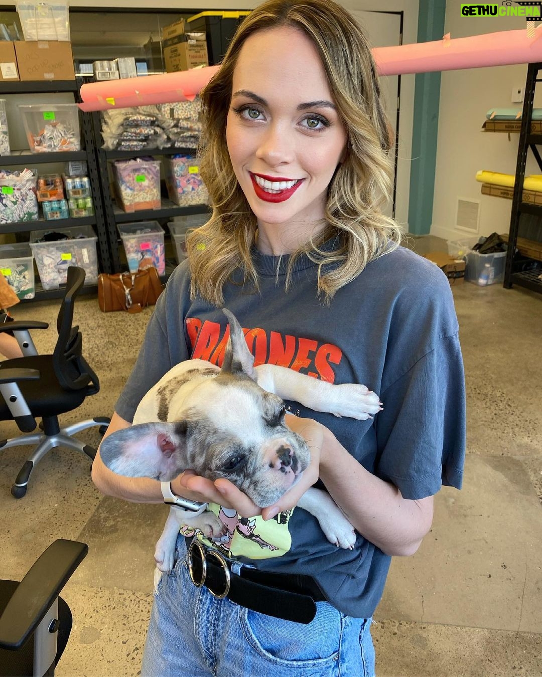 Alexandra Giroux - 1.4K Likes - ✨Behind the scenes ✨
Coiffée par @hairbyfaddoulsky
Maquillée par @juliane_mua_
Feat. Le plus adorable et lazy petit chien 😍 il a volé la vedette à ma fille haha