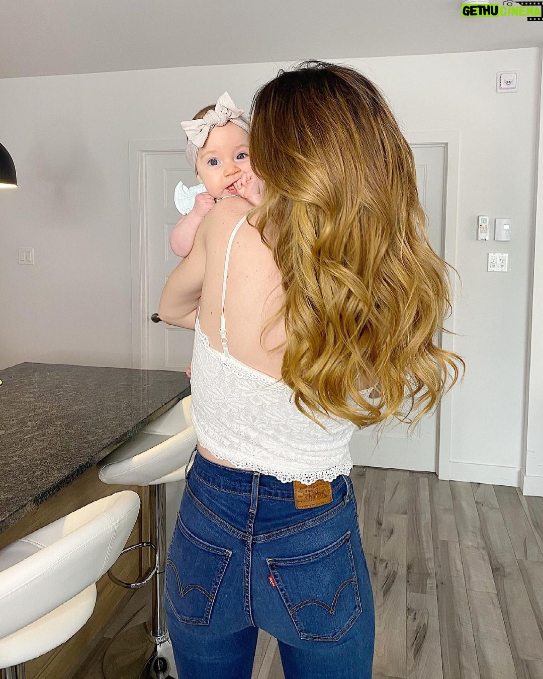 Alexandra Giroux - 3.9K Likes - Ma petite puce a 4 mois (et 12 jours), c’est fou comme ça passe vite (trop même). J’aimerais arrêter le temps pour rester avec toi et ton frère tout le temps, mais je vais devoir retourner travailler 😭! Je t’aime princesse 👸 merci d’être ce que tu es ❤️🌸