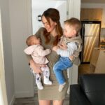 Alexandra Giroux Instagram - 15 secondes après j’ai échappé les deux bébés par terre (joke)! Non mais c’est fort et débrouillard une Mom! Shoutout à toutes les mamans qui font leur possible, vous êtes les meilleures pour vos bébés ❤️ 🔺 🔻 Cheveux gracieuseté de @michael.jeanlaurin pour la couleur et @catherine__dupuis pour les rallonges de chez @cdextensions! Sainte-Anne-des-Plaines, Quebec