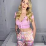 Alexandra Giroux Instagram - 2020 tu es maintenant derrière nous et moi j’ai envie de te dire merci. Merci de m’avoir « groundée », merci de m’avoir permis de passer du temps de qualité avec mon fils et ma famille, merci de m’avoir conscientisée sur les grands enjeux du monde, merci d’avoir mis des épreuves sur mon passage qui m’ont fait grandir. Grâce à toi je me sens moins anxieuse, grâce à toi j’aime la vie et j’apprécie d’autant plus toutes les petites choses simples du quotidien, grâce à toi je me sens plus forte et je crois en mes capacités plus que jamais auparavant. J’aimerais chialer sur toi 2020, mais j’ai rien à te dire de négatif, car le négatif que tu as créé a eu un effet positif sur moi et pour ça je t’en remercie. Sur ce, bonne année 2021 je suis prête à t’accueillir avec amour. Sainte-Anne-des-Plaines, Quebec