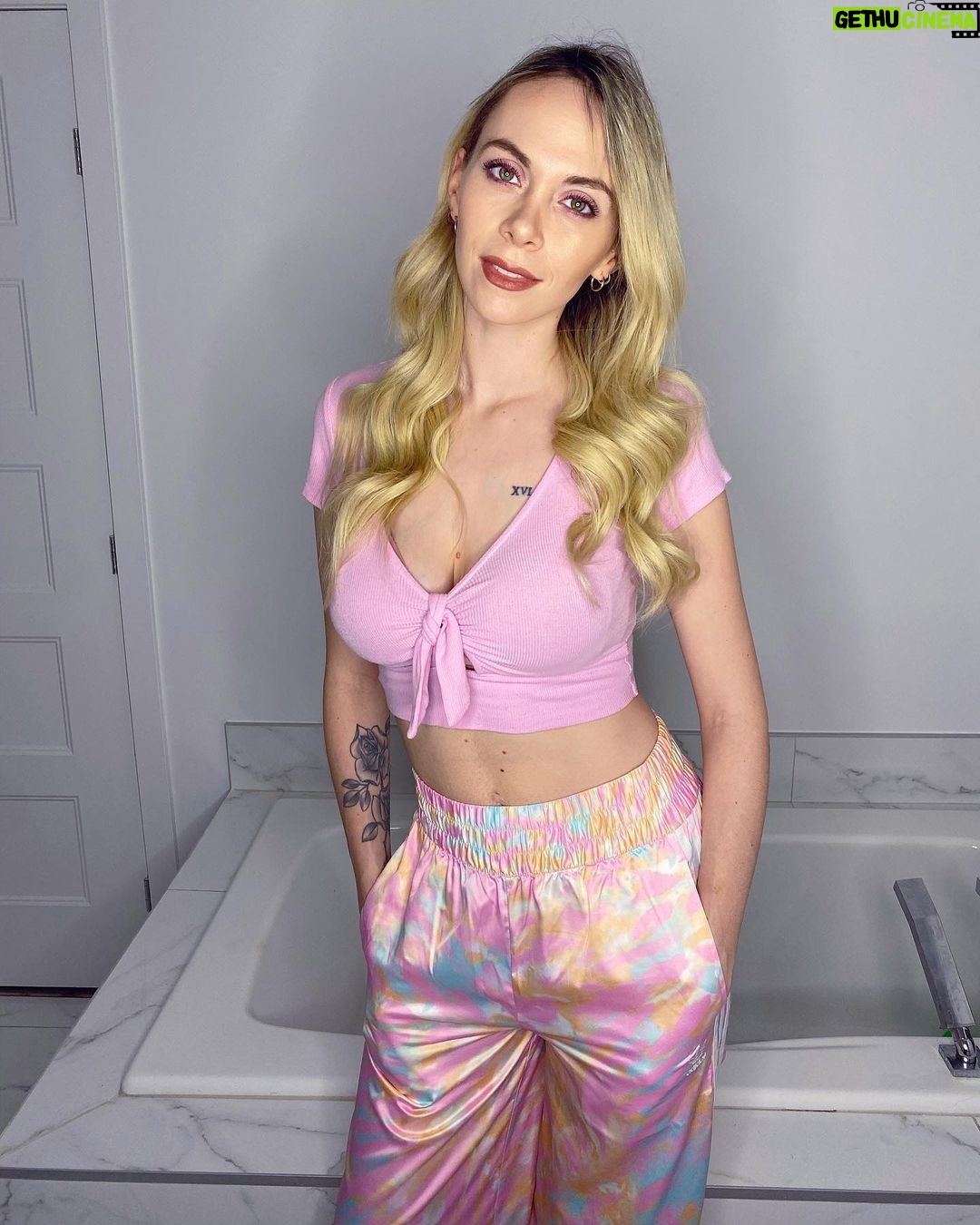 Alexandra Giroux - 2.7K Likes - 2020 tu es maintenant derrière nous et moi j’ai envie de te dire merci. Merci de m’avoir « groundée », merci de m’avoir permis de passer du temps de qualité avec mon fils et ma famille, merci de m’avoir conscientisée sur les grands enjeux du monde, merci d’avoir mis des épreuves sur mon passage qui m’ont fait grandir.
Grâce à toi je me sens moins anxieuse, grâce à toi j’aime la vie et j’apprécie d’autant plus toutes les petites choses simples du quotidien, grâce à toi je me sens plus forte et je crois en mes capacités plus que jamais auparavant.
J’aimerais chialer sur toi 2020, mais j’ai rien à te dire de négatif, car le négatif que tu as créé a eu un effet positif sur moi et pour ça je t’en remercie.
Sur ce, bonne année 2021 je suis prête à t’accueillir avec amour.