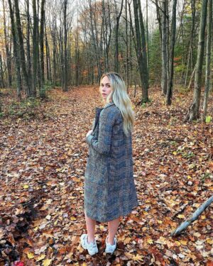Alexandra Giroux Instagram - J’ai compris après qu’une photo d’automne c’est quand les feuilles sont toujours dans les arbres et non mortes par terre 🍁😅 #instababe 😂 #jokeofcourse 
-
💇🏼‍♀️: @cdextensions X @michael.jeanlaurin