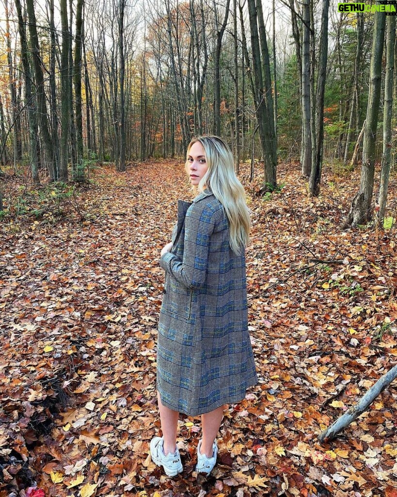 Alexandra Giroux Instagram - J’ai compris après qu’une photo d’automne c’est quand les feuilles sont toujours dans les arbres et non mortes par terre 🍁😅 #instababe 😂 #jokeofcourse - 💇🏼‍♀️: @cdextensions X @michael.jeanlaurin Sainte-Anne-des-Plaines, Quebec
