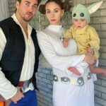 Alexandra Giroux Instagram - Je sais pas trop c’est quoi mon rôle dans StarWars, mais au moins je sais que je suis Princesse Leia! Bon début non? 🎃 C’est le premier Halloween costumé à Noah 🥺😍 #halloween2020 #hansolo #princessleia #thechild Repentigny, Quebec