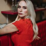 Alexandra Giroux Instagram – 𝓦𝓸𝓶𝓮𝓷 𝓪𝓻𝓮 𝓵𝓮𝓪𝓭𝓮𝓻𝓼 𝓮𝓿𝓮𝓻𝔂𝔀𝓱𝓮𝓻𝓮 𝔂𝓸𝓾 𝓵𝓸𝓸𝓴—𝓯𝓻𝓸𝓶 𝓽𝓱𝓮 𝓒𝓔𝓞 𝔀𝓱𝓸 𝓻𝓾𝓷𝓼 𝓪 𝓕𝓸𝓻𝓽𝓾𝓷𝓮 500 𝓬𝓸𝓶𝓹𝓪𝓷𝔂 𝓽𝓸 𝓽𝓱𝓮 𝓱𝓸𝓾𝓼𝓮𝔀𝓲𝓿𝓮 𝔀𝓱𝓸 𝓻𝓪𝓲𝓼𝓮𝓼 𝓱𝓮𝓻 𝓬𝓱𝓲𝓵𝓭𝓻𝓮𝓷 𝓪𝓷𝓭 𝓱𝓮𝓪𝓭𝓼 𝓱𝓮𝓻 𝓱𝓸𝓾𝓼𝓮𝓱𝓸𝓵𝓭. 𝓞𝓾𝓻 𝓬𝓸𝓾𝓷𝓽𝓻𝔂 𝔀𝓪𝓼 𝓫𝓾𝓲𝓵𝓽 𝓫𝔂 𝓼𝓽𝓻𝓸𝓷𝓰 𝔀𝓸𝓶𝓮𝓷, 𝓪𝓷𝓭 𝔀𝓮 𝔀𝓲𝓵𝓵 𝓬𝓸𝓷𝓽𝓲𝓷𝓾𝓮 𝓽𝓸 𝓫𝓻𝓮𝓪𝓴 𝓭𝓸𝔀𝓷 𝔀𝓪𝓵𝓵𝓼 𝓪𝓷𝓭 𝓭𝓮𝓯𝔂 𝓼𝓽𝓮𝓻𝓮𝓸𝓽𝔂𝓹𝓮𝓼.” 
Nancy Pelosi
🤍
💇🏼‍♀️@cdextensions.salon & @cdextensions & @michael.jeanlaurin
🤍
📸 @shownmorin 
Makeup: @marinade_beauty Montreal, Quebec