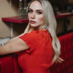 Alexandra Giroux Instagram - 𝓦𝓸𝓶𝓮𝓷 𝓪𝓻𝓮 𝓵𝓮𝓪𝓭𝓮𝓻𝓼 𝓮𝓿𝓮𝓻𝔂𝔀𝓱𝓮𝓻𝓮 𝔂𝓸𝓾 𝓵𝓸𝓸𝓴—𝓯𝓻𝓸𝓶 𝓽𝓱𝓮 𝓒𝓔𝓞 𝔀𝓱𝓸 𝓻𝓾𝓷𝓼 𝓪 𝓕𝓸𝓻𝓽𝓾𝓷𝓮 500 𝓬𝓸𝓶𝓹𝓪𝓷𝔂 𝓽𝓸 𝓽𝓱𝓮 𝓱𝓸𝓾𝓼𝓮𝔀𝓲𝓿𝓮 𝔀𝓱𝓸 𝓻𝓪𝓲𝓼𝓮𝓼 𝓱𝓮𝓻 𝓬𝓱𝓲𝓵𝓭𝓻𝓮𝓷 𝓪𝓷𝓭 𝓱𝓮𝓪𝓭𝓼 𝓱𝓮𝓻 𝓱𝓸𝓾𝓼𝓮𝓱𝓸𝓵𝓭. 𝓞𝓾𝓻 𝓬𝓸𝓾𝓷𝓽𝓻𝔂 𝔀𝓪𝓼 𝓫𝓾𝓲𝓵𝓽 𝓫𝔂 𝓼𝓽𝓻𝓸𝓷𝓰 𝔀𝓸𝓶𝓮𝓷, 𝓪𝓷𝓭 𝔀𝓮 𝔀𝓲𝓵𝓵 𝓬𝓸𝓷𝓽𝓲𝓷𝓾𝓮 𝓽𝓸 𝓫𝓻𝓮𝓪𝓴 𝓭𝓸𝔀𝓷 𝔀𝓪𝓵𝓵𝓼 𝓪𝓷𝓭 𝓭𝓮𝓯𝔂 𝓼𝓽𝓮𝓻𝓮𝓸𝓽𝔂𝓹𝓮𝓼." Nancy Pelosi 🤍 💇🏼‍♀️@cdextensions.salon & @cdextensions & @michael.jeanlaurin 🤍 📸 @shownmorin Makeup: @marinade_beauty Montreal, Quebec