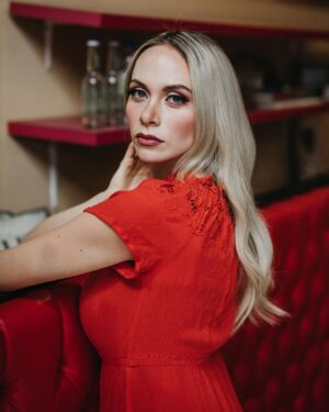 Alexandra Giroux Instagram - 𝓦𝓸𝓶𝓮𝓷 𝓪𝓻𝓮 𝓵𝓮𝓪𝓭𝓮𝓻𝓼 𝓮𝓿𝓮𝓻𝔂𝔀𝓱𝓮𝓻𝓮 𝔂𝓸𝓾 𝓵𝓸𝓸𝓴—𝓯𝓻𝓸𝓶 𝓽𝓱𝓮 𝓒𝓔𝓞 𝔀𝓱𝓸 𝓻𝓾𝓷𝓼 𝓪 𝓕𝓸𝓻𝓽𝓾𝓷𝓮 500 𝓬𝓸𝓶𝓹𝓪𝓷𝔂 𝓽𝓸 𝓽𝓱𝓮 𝓱𝓸𝓾𝓼𝓮𝔀𝓲𝓿𝓮 𝔀𝓱𝓸 𝓻𝓪𝓲𝓼𝓮𝓼 𝓱𝓮𝓻 𝓬𝓱𝓲𝓵𝓭𝓻𝓮𝓷 𝓪𝓷𝓭 𝓱𝓮𝓪𝓭𝓼 𝓱𝓮𝓻 𝓱𝓸𝓾𝓼𝓮𝓱𝓸𝓵𝓭. 𝓞𝓾𝓻 𝓬𝓸𝓾𝓷𝓽𝓻𝔂 𝔀𝓪𝓼 𝓫𝓾𝓲𝓵𝓽 𝓫𝔂 𝓼𝓽𝓻𝓸𝓷𝓰 𝔀𝓸𝓶𝓮𝓷, 𝓪𝓷𝓭 𝔀𝓮 𝔀𝓲𝓵𝓵 𝓬𝓸𝓷𝓽𝓲𝓷𝓾𝓮 𝓽𝓸 𝓫𝓻𝓮𝓪𝓴 𝓭𝓸𝔀𝓷 𝔀𝓪𝓵𝓵𝓼 𝓪𝓷𝓭 𝓭𝓮𝓯𝔂 𝓼𝓽𝓮𝓻𝓮𝓸𝓽𝔂𝓹𝓮𝓼." 
Nancy Pelosi
🤍
💇🏼‍♀️@cdextensions.salon & @cdextensions & @michael.jeanlaurin
🤍
📸 @shownmorin 
Makeup: @marinade_beauty