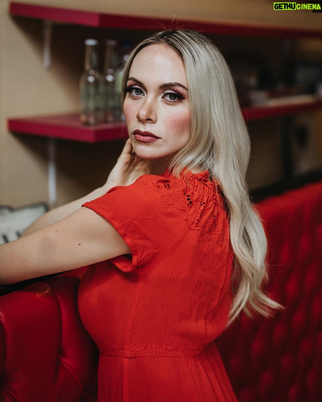 Alexandra Giroux - 2.3K Likes - 𝓦𝓸𝓶𝓮𝓷 𝓪𝓻𝓮 𝓵𝓮𝓪𝓭𝓮𝓻𝓼 𝓮𝓿𝓮𝓻𝔂𝔀𝓱𝓮𝓻𝓮 𝔂𝓸𝓾 𝓵𝓸𝓸𝓴—𝓯𝓻𝓸𝓶 𝓽𝓱𝓮 𝓒𝓔𝓞 𝔀𝓱𝓸 𝓻𝓾𝓷𝓼 𝓪 𝓕𝓸𝓻𝓽𝓾𝓷𝓮 500 𝓬𝓸𝓶𝓹𝓪𝓷𝔂 𝓽𝓸 𝓽𝓱𝓮 𝓱𝓸𝓾𝓼𝓮𝔀𝓲𝓿𝓮 𝔀𝓱𝓸 𝓻𝓪𝓲𝓼𝓮𝓼 𝓱𝓮𝓻 𝓬𝓱𝓲𝓵𝓭𝓻𝓮𝓷 𝓪𝓷𝓭 𝓱𝓮𝓪𝓭𝓼 𝓱𝓮𝓻 𝓱𝓸𝓾𝓼𝓮𝓱𝓸𝓵𝓭. 𝓞𝓾𝓻 𝓬𝓸𝓾𝓷𝓽𝓻𝔂 𝔀𝓪𝓼 𝓫𝓾𝓲𝓵𝓽 𝓫𝔂 𝓼𝓽𝓻𝓸𝓷𝓰 𝔀𝓸𝓶𝓮𝓷, 𝓪𝓷𝓭 𝔀𝓮 𝔀𝓲𝓵𝓵 𝓬𝓸𝓷𝓽𝓲𝓷𝓾𝓮 𝓽𝓸 𝓫𝓻𝓮𝓪𝓴 𝓭𝓸𝔀𝓷 𝔀𝓪𝓵𝓵𝓼 𝓪𝓷𝓭 𝓭𝓮𝓯𝔂 𝓼𝓽𝓮𝓻𝓮𝓸𝓽𝔂𝓹𝓮𝓼."
Nancy Pelosi
🤍
💇🏼♀️@cdextensions.salon & @cdextensions & @michael.jeanlaurin
🤍
📸 @shownmorin
Makeup: @marinade_beauty