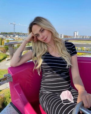 Alexandra Giroux Instagram - Premier manège pour Noah et Athéna aujourd’hui! Je vais vous avouer que quand ils nous ont dit qu’on avait le droit au bébé dans la grande roue, j’étais très septique et retissante, MAIS ça vraiment été un beau moment ☺️😍
.
.
#family #sunnyday #beautifulday #love #happiness #pregnant #28weekspregnant