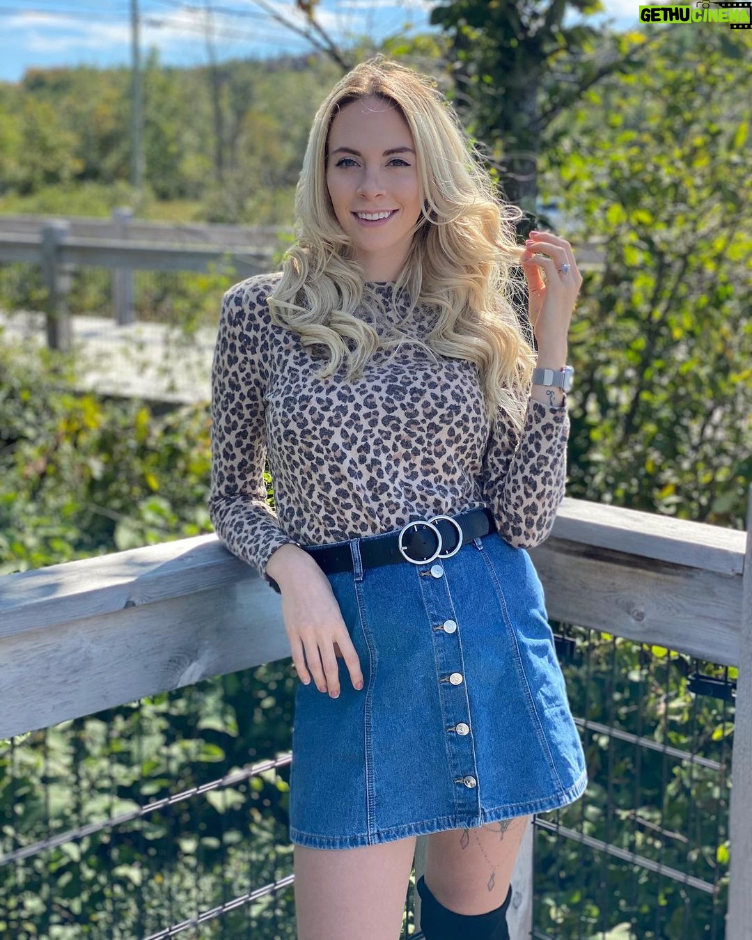 Alexandra Giroux - 2.9K Likes - J’ai osé la jupe non-moulante enceinte 😱 pas mal game la fille 😂
.
Petit souvenir de notre périple à Tremblant, lorsque pour la première fois je décidais de m’habiller plus « sexy », mais en montagne 😂! Décidément, je choisi pas toujours les meilleurs moments pour me « chixer »!
.
💇🏼♀️Hair: @cdextensions & @michael.jeanlaurin