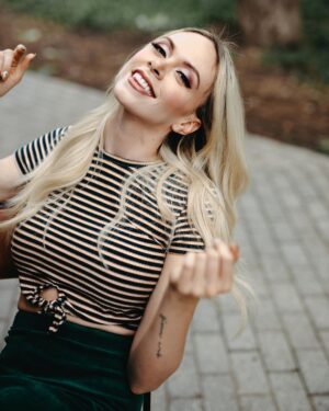 Alexandra Giroux Instagram - Living my best life 🍭 
👱🏼‍♀️
Hair by @cdextensions & @michael.jeanlaurin 
📷 @shownmorin