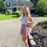 Alexandra Giroux Instagram - 20 semaines de fait ✅ La moitié de la grossesse complétée (du moins je l’espère parce que Noah, lui, est sorti à 41.2 😖)! Pour celles qui me demandent par DM avec quelle clinique j’ai fait affaire, c’est la @cliniqueprenato! C’est vraiment une équipe sensationnelle! À Noah, j’étais énormément stressée et j’avais TELLEMENT de questions à leur poser que je les harcelais 😅 et ils m’ont toujours répondu avec bienveillance et sans jugement🥺💖! À toutes les futures mamans, pour vrai, je vous jure que c’est le plus beau cadeau que vous pouvez vous offrir à vous et votre bébé pour avoir la tête tranquille 🤰🏼! En plus, plusieurs assurances couvrent les coûts et si tu mentionnes mon nom tu as 15$ de rabais 🧚🏼‍♂️