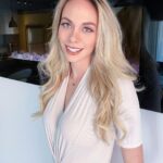 Alexandra Giroux Instagram - Photo prise sul’side 😅 FAUX! Je me suis pimpée pour être à la hauteur de mes cheveux fait par @cdextensions 😍 #blondie #beautiful #beautifulhair #flawless #feelingmyself #sexy haha 😉😏