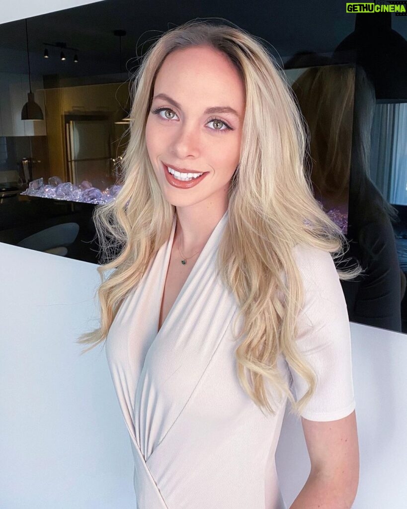 Alexandra Giroux Instagram - Photo prise sul’side 😅 FAUX! Je me suis pimpée pour être à la hauteur de mes cheveux fait par @cdextensions 😍 #blondie #beautiful #beautifulhair #flawless #feelingmyself #sexy haha 😉😏