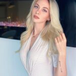 Alexandra Giroux Instagram - Photo prise sul’side 😂😅 FAUX!! Je me suis pimpée en maudine pour faire honneur à mes cheveux fait par @cdextensions #beautiful #flawless #feelingmyself #mom #sexy oupsi haha ♥️