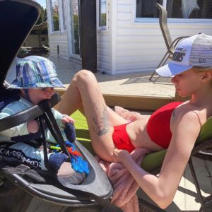 Alexandra Giroux Instagram - C’est la semaine de ma fête 🍰 🎉 Ce dimanche j’aurais 32 ans (ou plutôt 23 but feel like 32🥳) .
#birthdayweek #tuesday #sunnyday #picoftheday #spring #birthday