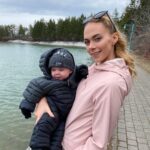 Alexandra Giroux Instagram - Family Time 💛 J’ai voulu prendre une photo seule pour faire changement, mais j’étais pas capable de sourire alors on m’a donné mon bébé et j’ai souri 😍 💛 #family #baby #cutie #love #amazingday #amazinglife