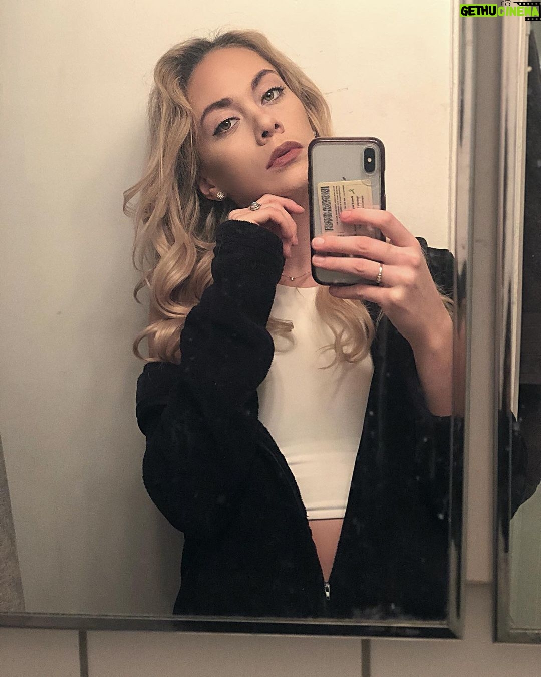 Alexandra Giroux - 2.5K Likes - 👯♀️👯♀️👯♀️ GIVEAWAY 👯♀️👯♀️👯♀️
•
8 mars , la journée de la FEMME 😀
Journée parfaite pour vous gâter avec de beaux produits qui font vraiment plaisir et qu’on ose pas toujours s’offrir !! J’ai reçu récemment des supers produits et j’avais aussi envie de vous en faire profiter ❤️
Moi , @valerie_styliste et @jesscampoli de chez @beautemaudite avons donc décidé de s’associer le temps d’un concours . •
Nous vous gâtons donc avec ; 🖤Un séchoir professionnel freeplay de @avanti 🖤Un fer plat ou frisé freeplay de @avanti ( au choix de la gagnante ) 🖤Un traitement/masque réparateur de @cynos qui est miraculeux en plus de sentir tellement bon !!!
•
Pour courir la chance de gagner, c’est simple :
• ➡️ Tu dois être abonnée à ma page , Ainsi que celle de @valerie_styliste Et @jesscampoli. ➡️ Identifie toutes tes amies qui aimeraient aussi participer au concours en commentaire séparé. ➡️ Partage en story en mentionnant nos noms. •
Le concours se termine jeudi à minuit ! Bonne chance 😉