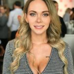 Alexandra Giroux Instagram - Visage incertain d’une fille pas sûre 😅😂 #picoftheday #photooftoday #blondehair #greeneyes #hâtedavoirmonbébé #enceintepourlavie Productions J