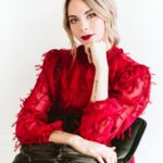 Alexandra Giroux Instagram - Le temps des fêtes approche et ça m’enthousiasme au plus haut point🎄🎉 Une citation relative à Noël que j’aime bien: “Peace on earth will come to stay when we live Christmas every day." C’est vrai que, pour la plupart, Noël à la capacité de réunir les gens ❤️ Photgraphe: @audet_photographe Makeup: @emy_artiste_ Hairstyle: @valerie_styliste #christmascountdown #christmassoon #red #redlips #green #love #happiness #joy #picoftheday