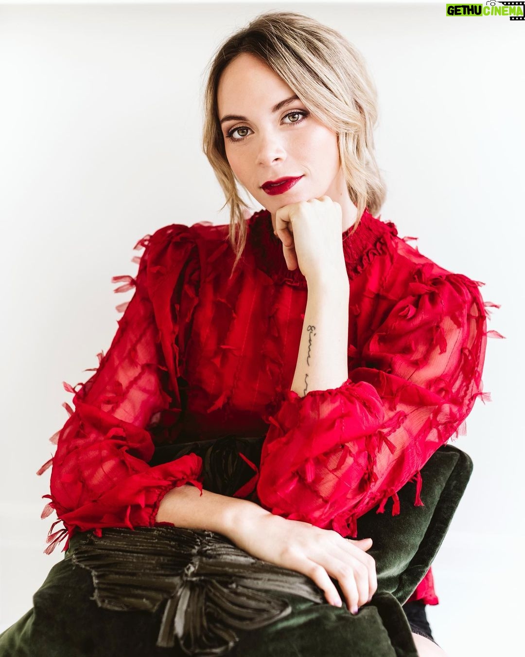 Alexandra Giroux - 3.5K Likes - Le temps des fêtes approche et ça m’enthousiasme au plus haut point🎄🎉 Une citation relative à Noël que j’aime bien: “Peace on earth will come to stay when we live Christmas every day." C’est vrai que, pour la plupart, Noël à la capacité de réunir les gens ❤️ Photgraphe: @audet_photographe
Makeup: @emy_artiste_
Hairstyle: @valerie_styliste
#christmascountdown #christmassoon #red #redlips #green #love #happiness #joy #picoftheday