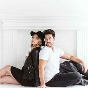 Alexandra Giroux Instagram - Super session de photographie avec cette belle équipe 👇❤️ Je suis vraiment reconnaissante d’avoir pu travailler avec elles ☺️ Je déteste vraiment prendre des photos et on doit vraiment me mettre à l’aise pour que je sois un tantinet photogénique, mais avec ces jeunes femmes là ce fut un jeu d’enfant, j’ai tout de suite été mise à l’aise 😍

Photographe : @audet_photographe 
Maquillage : @emy_artiste_ 
Coiffure : @valerie_styliste 
#picoftheday #photographie #couplegoals #wonderfulteam #beauty
