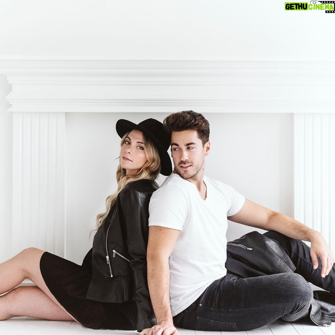 Alexandra Giroux - 4K Likes - Super session de photographie avec cette belle équipe 👇❤️ Je suis vraiment reconnaissante d’avoir pu travailler avec elles ☺️ Je déteste vraiment prendre des photos et on doit vraiment me mettre à l’aise pour que je sois un tantinet photogénique, mais avec ces jeunes femmes là ce fut un jeu d’enfant, j’ai tout de suite été mise à l’aise 😍
Photographe : @audet_photographe
Maquillage : @emy_artiste_
Coiffure : @valerie_styliste
#picoftheday #photographie #couplegoals #wonderfulteam #beauty
