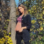 Alexandra Giroux Instagram - 35 semaines de grossesse! On va bientôt voir la « bette » du petit Noah 😍! Je profites de ces derniers petits instants avec mon copain avant d’entrer à fond dans la nouvelle vie de parent. 👶 👩 👨 #35weekspregnant #love #picoftheday #nature #yummymummies