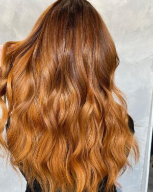 Alexandra Giroux Instagram - Gros changement sur un coup de tête au salon @cdextensions.salon avec @michael.jeanlaurin et @catherine__dupuis 🧡! Vous aimez? #teamblonde ou #teambrunette 

Makeup by @marinade_beauty love u ❤️

Le meilleur salon où ils font tout de la coloration à la coupe 😍!