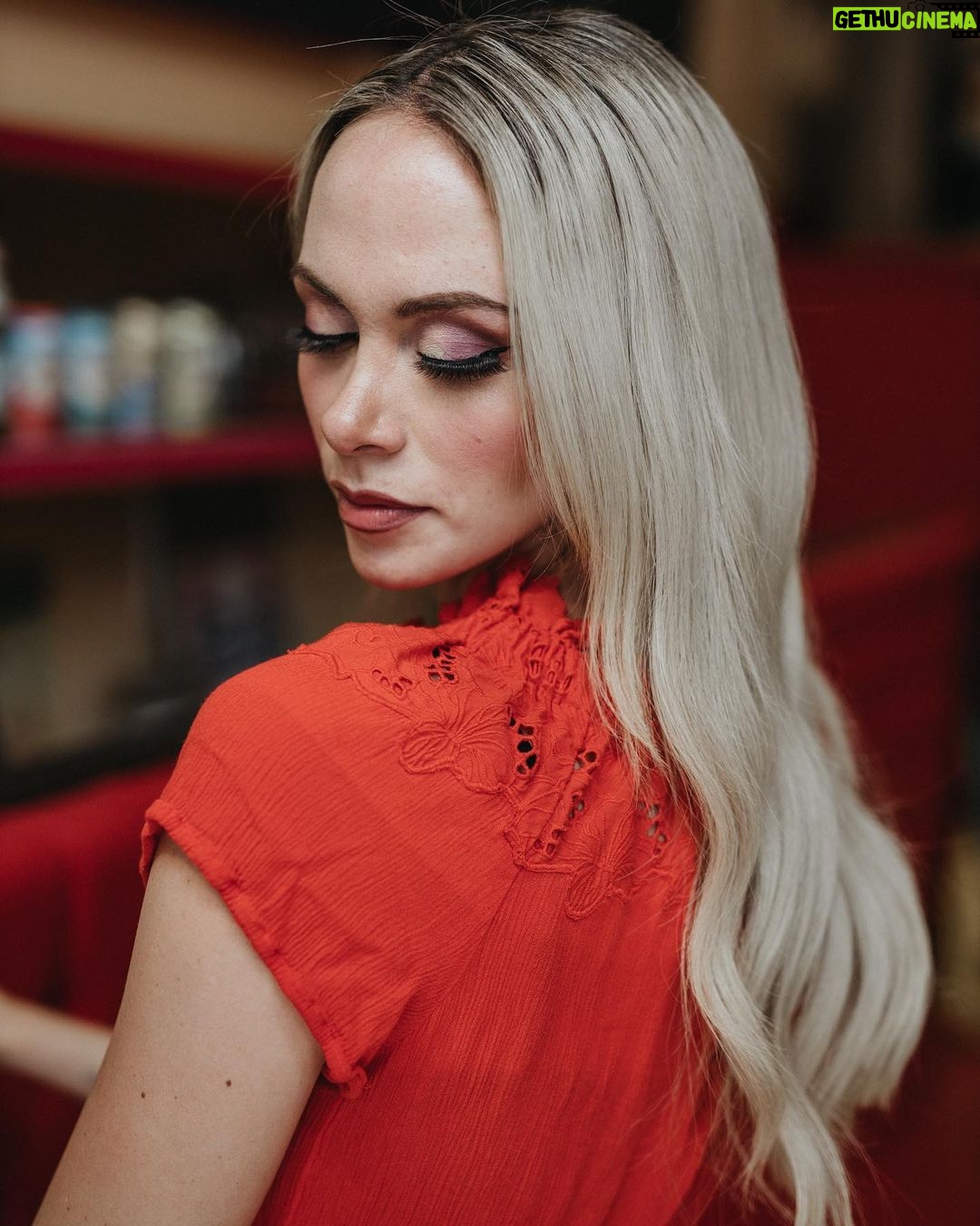 Alexandra Giroux - 2.3K Likes - 𝓦𝓸𝓶𝓮𝓷 𝓪𝓻𝓮 𝓵𝓮𝓪𝓭𝓮𝓻𝓼 𝓮𝓿𝓮𝓻𝔂𝔀𝓱𝓮𝓻𝓮 𝔂𝓸𝓾 𝓵𝓸𝓸𝓴—𝓯𝓻𝓸𝓶 𝓽𝓱𝓮 𝓒𝓔𝓞 𝔀𝓱𝓸 𝓻𝓾𝓷𝓼 𝓪 𝓕𝓸𝓻𝓽𝓾𝓷𝓮 500 𝓬𝓸𝓶𝓹𝓪𝓷𝔂 𝓽𝓸 𝓽𝓱𝓮 𝓱𝓸𝓾𝓼𝓮𝔀𝓲𝓿𝓮 𝔀𝓱𝓸 𝓻𝓪𝓲𝓼𝓮𝓼 𝓱𝓮𝓻 𝓬𝓱𝓲𝓵𝓭𝓻𝓮𝓷 𝓪𝓷𝓭 𝓱𝓮𝓪𝓭𝓼 𝓱𝓮𝓻 𝓱𝓸𝓾𝓼𝓮𝓱𝓸𝓵𝓭. 𝓞𝓾𝓻 𝓬𝓸𝓾𝓷𝓽𝓻𝔂 𝔀𝓪𝓼 𝓫𝓾𝓲𝓵𝓽 𝓫𝔂 𝓼𝓽𝓻𝓸𝓷𝓰 𝔀𝓸𝓶𝓮𝓷, 𝓪𝓷𝓭 𝔀𝓮 𝔀𝓲𝓵𝓵 𝓬𝓸𝓷𝓽𝓲𝓷𝓾𝓮 𝓽𝓸 𝓫𝓻𝓮𝓪𝓴 𝓭𝓸𝔀𝓷 𝔀𝓪𝓵𝓵𝓼 𝓪𝓷𝓭 𝓭𝓮𝓯𝔂 𝓼𝓽𝓮𝓻𝓮𝓸𝓽𝔂𝓹𝓮𝓼."
Nancy Pelosi
🤍
💇🏼♀️@cdextensions.salon & @cdextensions & @michael.jeanlaurin
🤍
📸 @shownmorin
Makeup: @marinade_beauty
