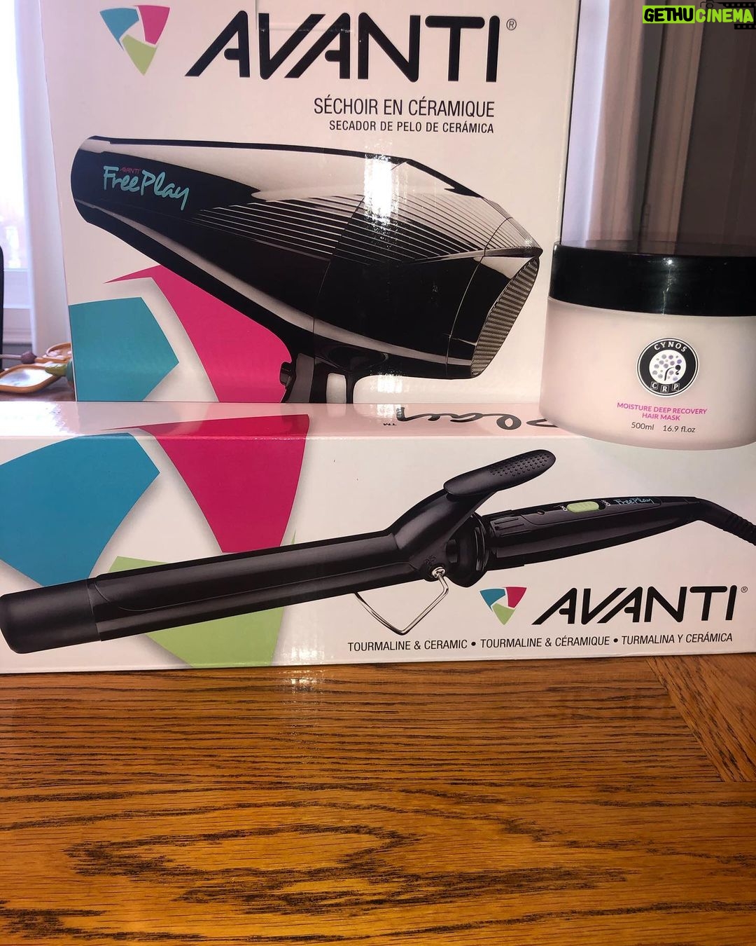 Alexandra Giroux - 2.5K Likes - 👯♀️👯♀️👯♀️ GIVEAWAY 👯♀️👯♀️👯♀️
•
8 mars , la journée de la FEMME 😀
Journée parfaite pour vous gâter avec de beaux produits qui font vraiment plaisir et qu’on ose pas toujours s’offrir !! J’ai reçu récemment des supers produits et j’avais aussi envie de vous en faire profiter ❤️
Moi , @valerie_styliste et @jesscampoli de chez @beautemaudite avons donc décidé de s’associer le temps d’un concours . •
Nous vous gâtons donc avec ; 🖤Un séchoir professionnel freeplay de @avanti 🖤Un fer plat ou frisé freeplay de @avanti ( au choix de la gagnante ) 🖤Un traitement/masque réparateur de @cynos qui est miraculeux en plus de sentir tellement bon !!!
•
Pour courir la chance de gagner, c’est simple :
• ➡️ Tu dois être abonnée à ma page , Ainsi que celle de @valerie_styliste Et @jesscampoli. ➡️ Identifie toutes tes amies qui aimeraient aussi participer au concours en commentaire séparé. ➡️ Partage en story en mentionnant nos noms. •
Le concours se termine jeudi à minuit ! Bonne chance 😉