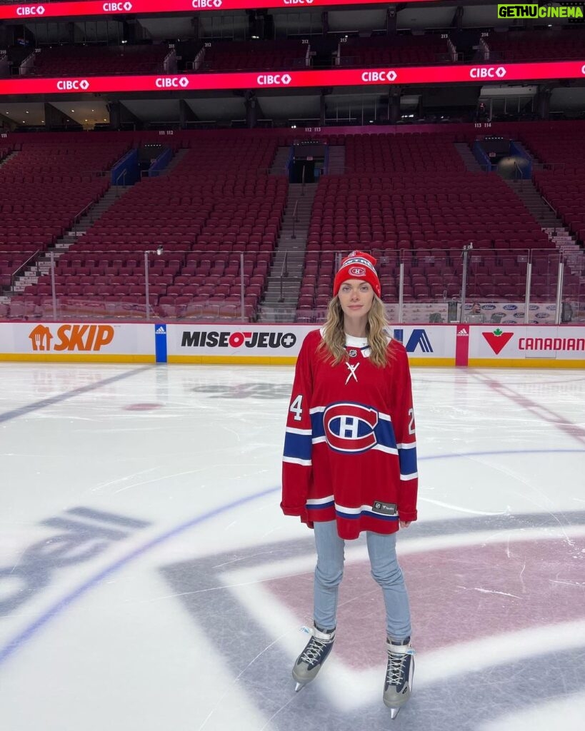 Alexandra Giroux Instagram - Rêve devenu réalité grâce @cibc ! Rêve dont je ne connaissais pas l’existence avant d’être montée sur la patinoire des @canadiensmtl au Centre Bell… le « feeling » est incroyable 🤩 ❤️