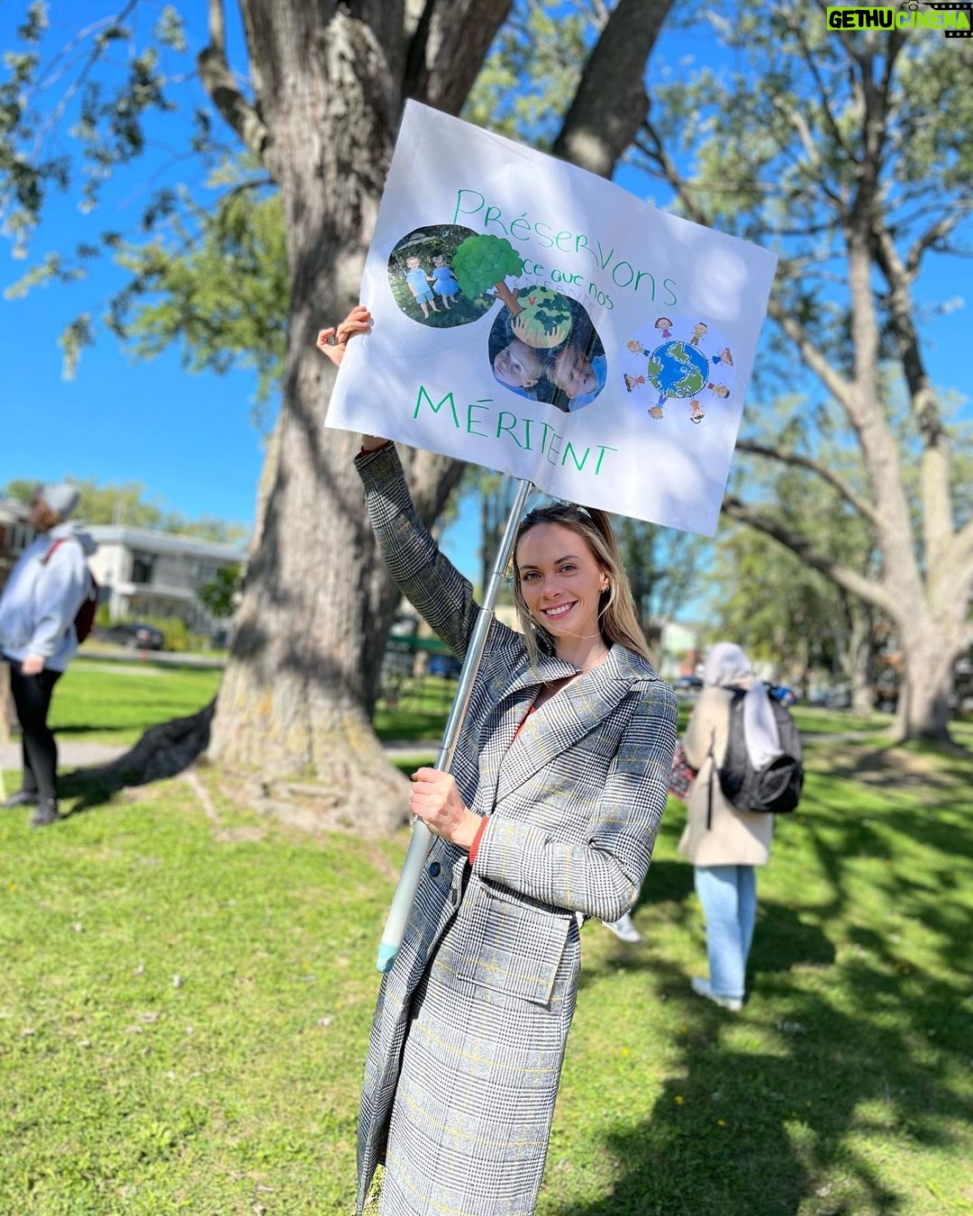 Alexandra Giroux Instagram - Ce matin, avec mes examens ce lundi et la levée de cours qui me permettait d’étudier et de relaxer chez nous… je n’avais aucune envie d’aller manifester. Et là j’ai compris ce que j’allais faire et ce que la société fait en général… NE RIEN FAIRE! On ne fait rien parce que les changements climatiques ce n’est pas tangibles pour nous qui vivons aisément, parce que si on est pas 100% grano on pense que ça ne sert à rien de faire des efforts et parce qu’on est bon pour agir seulement quand il est trop tard! Alors là, j’ai pensé à mes enfants et à la planète que j’allais leur léguer… Je me suis bottée le c*l et j’ai A.D.O.R.É participer à la manifestation. Mes enfants, mes efforts ne sont et ne seront peut-être jamais parfaits, mais je vais quand même faire mon possible pour assurer votre avenir sur cette Terre 🌍 L'Assomption, Quebec