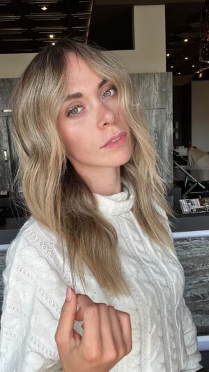 Alexandra Giroux Instagram - Le nouveau Look de la belle Alexandra ❤️

#airtouch @danilo.bozic 

.
.
.
.
.
.
.
.
#blondebalayage 
#blonde #blondehair #blondespecialist #airtouchoriginal #airtouchbalayage #balayage #hair #hairstyles #hairtransformation #hairreels #igoravibrance #schwarzkopf