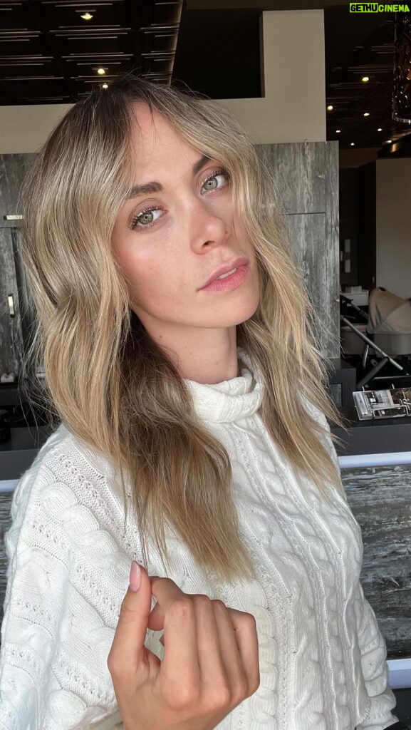 Alexandra Giroux Instagram - Le nouveau Look de la belle Alexandra ❤️ #airtouch @danilo.bozic . . . . . . . . #blondebalayage #blonde #blondehair #blondespecialist #airtouchoriginal #airtouchbalayage #balayage #hair #hairstyles #hairtransformation #hairreels #igoravibrance #schwarzkopf Vsbeauté