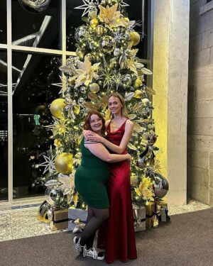 Alexandra Giroux Instagram - Vraiment un beau party de Noël qui a fait du bien 🥰🎄

#grateful je me sens plus légère 

Ps. Je t’aime Laurye @lauryeneron
