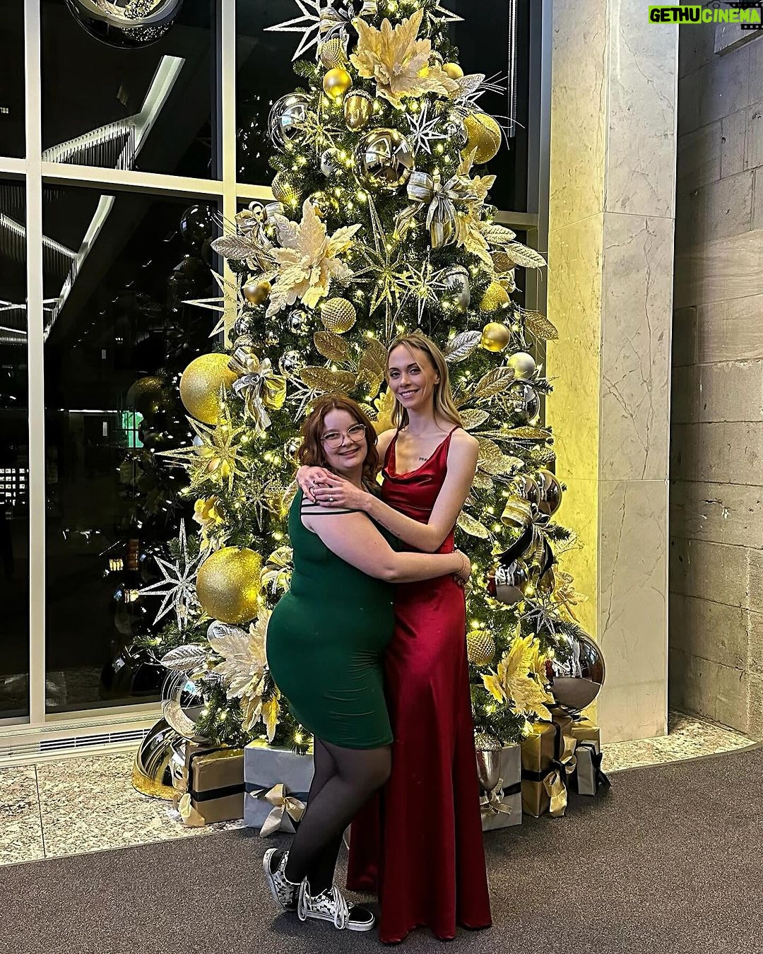 Alexandra Giroux - 3 Likes - Vraiment un beau party de Noël qui a fait du bien 🥰🎄
#grateful je me sens plus légère
Ps. Je t’aime Laurye @lauryeneron