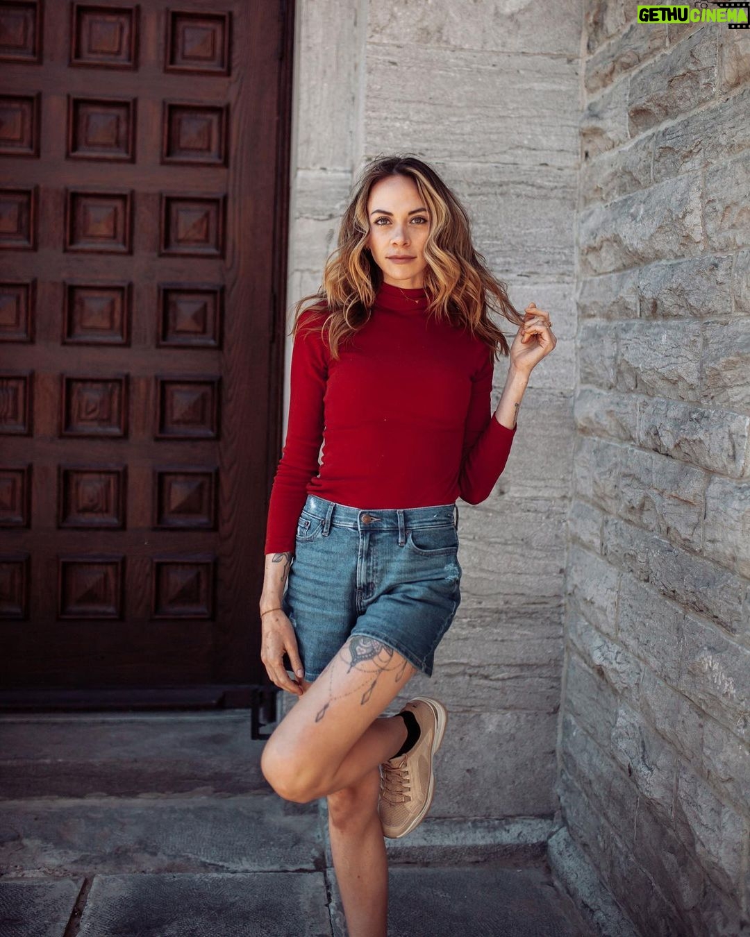 Alexandra Giroux Instagram - Petit shooting entre deux périodes à l’école avec ma belle amie @stephaniebernier 📸❤️