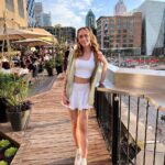 Alexandra Giroux Instagram - Vraiment en retard, mais c’était super inaugurer la terrasse du Bivouac la semaine dernière avec une belle température estivale de 27 C•! J’ai « pilé » sur mon anxiété social et j’ai rencontré de superbes personnes 🤍! Quartier des spectacles, Montréal