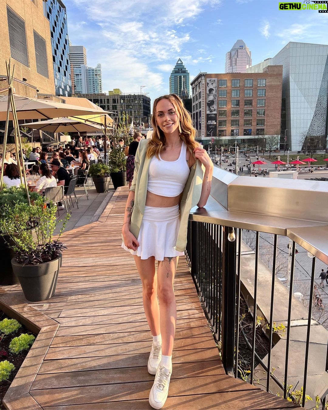 Alexandra Giroux Instagram - Vraiment en retard, mais c’était super inaugurer la terrasse du Bivouac la semaine dernière avec une belle température estivale de 27 C•! J’ai « pilé » sur mon anxiété social et j’ai rencontré de superbes personnes 🤍! Quartier des spectacles, Montréal