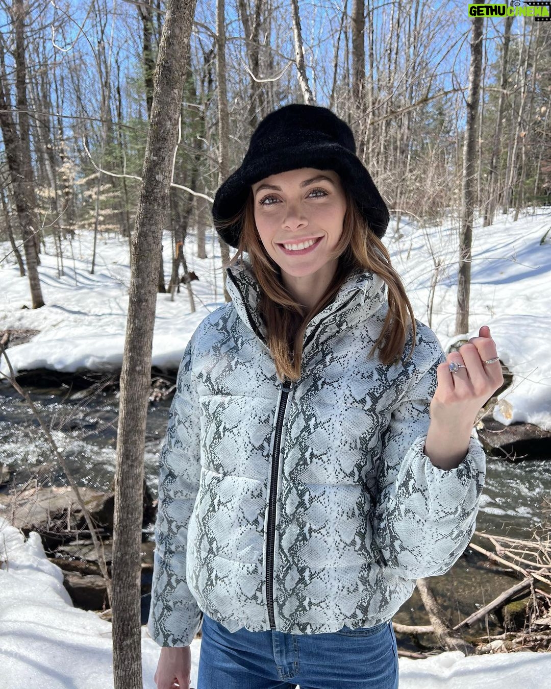Alexandra Giroux Instagram - “Keep your face always toward the sunshine—and shadows will fall behind you.” 💛 Saint-Jérôme, Quebec