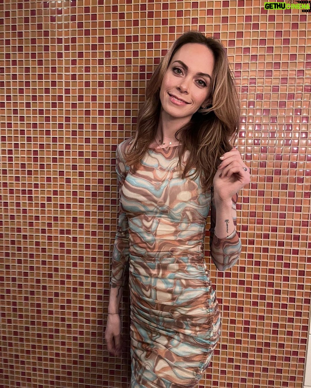 Alexandra Giroux Instagram - S’improviser modèle dans une salle de bain publique check ✔️😅 last night was so much fun ❤️ Jack Astor's Bar and Grill