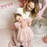 Alexandra Giroux Instagram - Bonne fête à la plus merveilleuse petite fille de la terre 🌍! Déjà un an ma chouette! Cette nuit, après ta rumba nocturne, tu t’es recouchée à 1:47, pile l’heure de ta naissance 🥺! Cette première année avec toi a été si belle et si douce. J’ai envie de te remercier pour tout ce que tu as apporté dans ma vie 🤍 Merci pour ta patience! Merci pour ta grandeur d’âme! Merci pour tout l’amour que tu apportes dans ce monde! Merci pour ton grand coeur! Merci pour le beau congé de maternité qu’on a passé collée! Merci pour tous ces beaux moments de magie! Merci pour tous tes petits regards bienveillants! Merci de m’avoir fait découvrir le véganisme aussi 🌱 Et surtout merci de m’avoir choisie pour maman ❤️ C’est le coeur gros qu’on clôt le chapitre de ta première année de vie. J’aime la petite fille que tu es et que tu deviens ❤️ Continue d’être toi, tu le fais à merveille 😍 Repentigny, Quebec