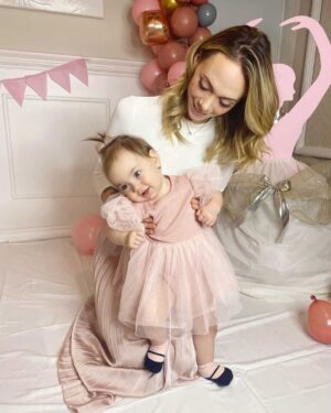 Alexandra Giroux Instagram - Bonne fête à la plus merveilleuse petite fille de la terre 🌍! 

Déjà un an ma chouette! Cette nuit, après ta rumba nocturne, tu t’es recouchée à 1:47, pile l’heure de ta naissance 🥺! Cette première année avec toi a été si belle et si douce. J’ai envie de te remercier pour tout ce que tu as apporté dans ma vie 🤍

Merci pour ta patience!
Merci pour ta grandeur d’âme!
Merci pour tout l’amour que tu apportes dans ce monde!
Merci pour ton grand coeur!
Merci pour le beau congé de maternité qu’on a passé collée!
Merci pour tous ces beaux moments de magie!
Merci pour tous tes petits regards bienveillants!
Merci de m’avoir fait découvrir le véganisme aussi 🌱
Et surtout merci de m’avoir choisie pour maman ❤️

C’est le coeur gros qu’on clôt le chapitre de ta première année de vie. J’aime la petite fille que tu es et que tu deviens ❤️ Continue d’être toi, tu le fais à merveille 😍