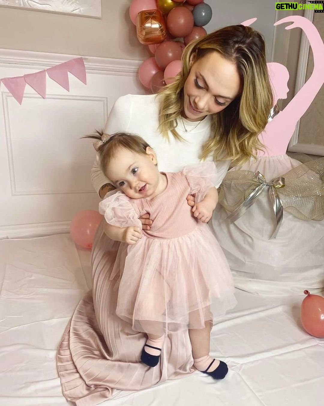 Alexandra Giroux - 4.1K Likes - Bonne fête à la plus merveilleuse petite fille de la terre 🌍!
Déjà un an ma chouette! Cette nuit, après ta rumba nocturne, tu t’es recouchée à 1:47, pile l’heure de ta naissance 🥺! Cette première année avec toi a été si belle et si douce. J’ai envie de te remercier pour tout ce que tu as apporté dans ma vie 🤍
Merci pour ta patience!
Merci pour ta grandeur d’âme!
Merci pour tout l’amour que tu apportes dans ce monde!
Merci pour ton grand coeur!
Merci pour le beau congé de maternité qu’on a passé collée!
Merci pour tous ces beaux moments de magie!
Merci pour tous tes petits regards bienveillants!
Merci de m’avoir fait découvrir le véganisme aussi 🌱
Et surtout merci de m’avoir choisie pour maman ❤️
C’est le coeur gros qu’on clôt le chapitre de ta première année de vie. J’aime la petite fille que tu es et que tu deviens ❤️ Continue d’être toi, tu le fais à merveille 😍