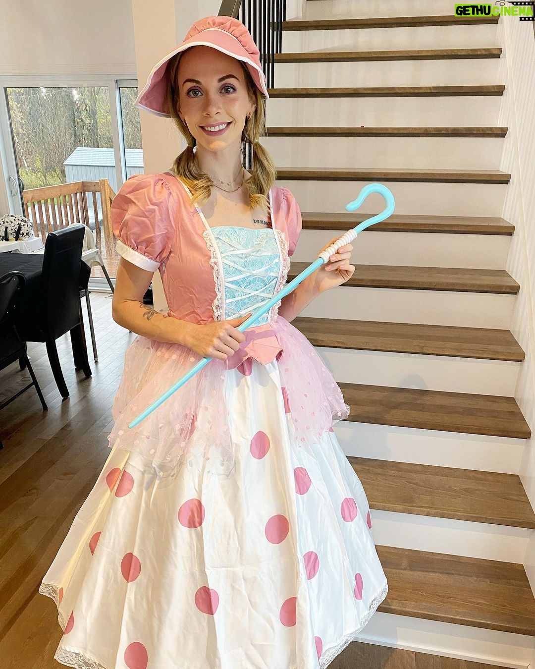 Alexandra Giroux - 4.3K Likes - Trick or Treat 🍬👻! Happy Halloween 🎃
#kids #halloween #halloweencostume #family #familyreunion 🧡