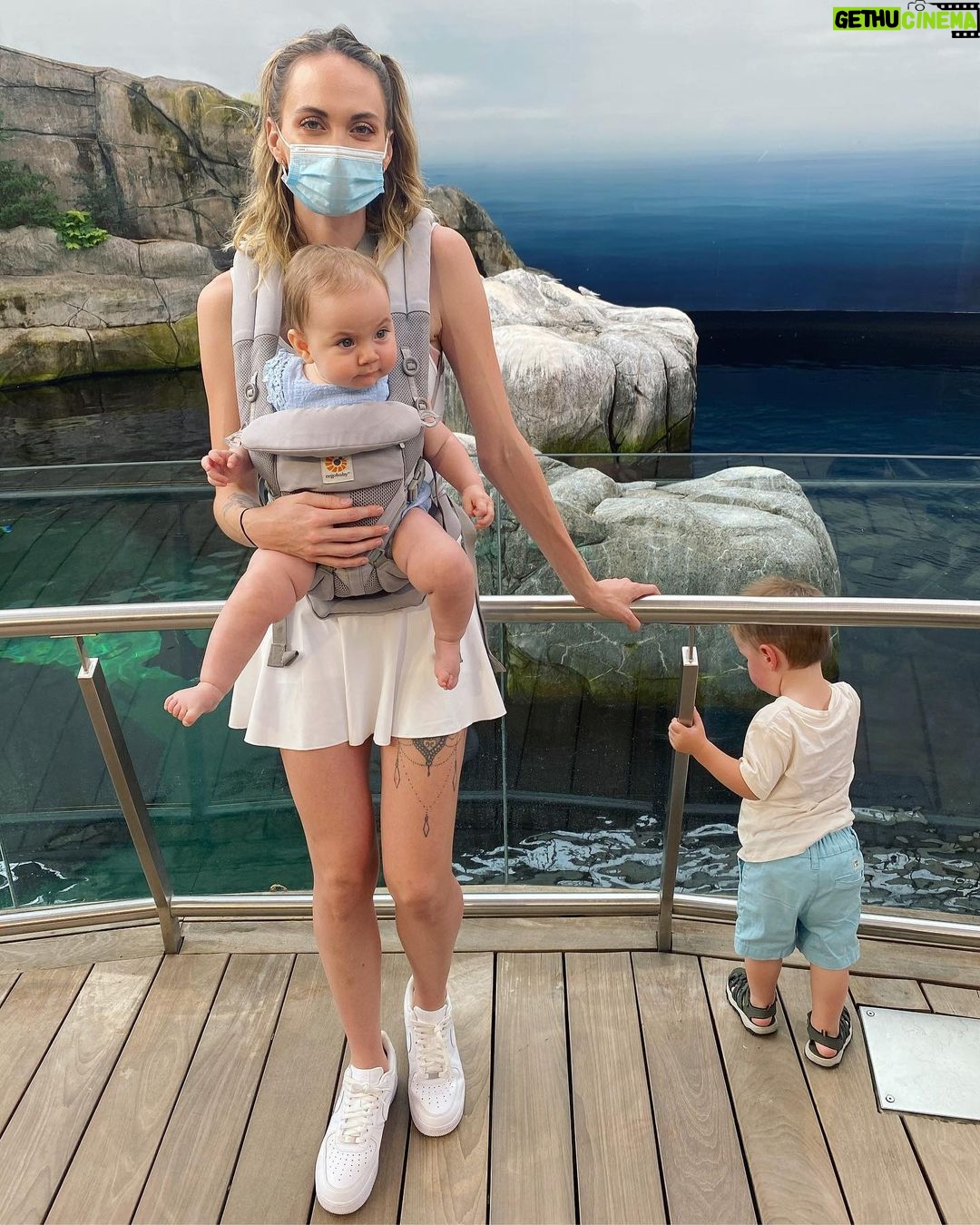 Alexandra Giroux Instagram - 1000 ans plus tard je publie ma photo du Biodôme 😂💖 #fashionlateIguess Feat. Mon garçon qui veut rien savoir de prendre une photo et la drôle de face de ma puce 😂💖 je les aime d’amour ❤️ Biodôme de Montréal